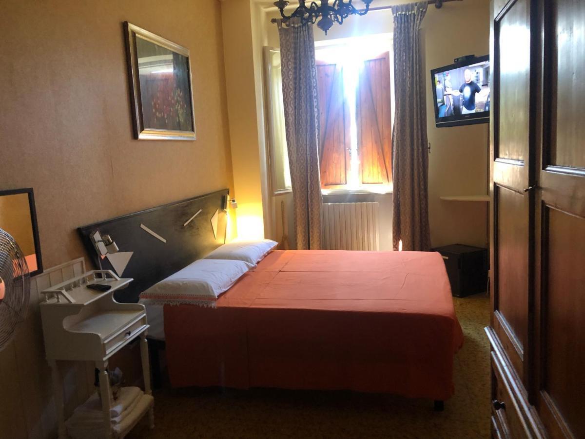 La Finestra Sul Fiume Bed & Breakfast Fossombrone Bagian luar foto