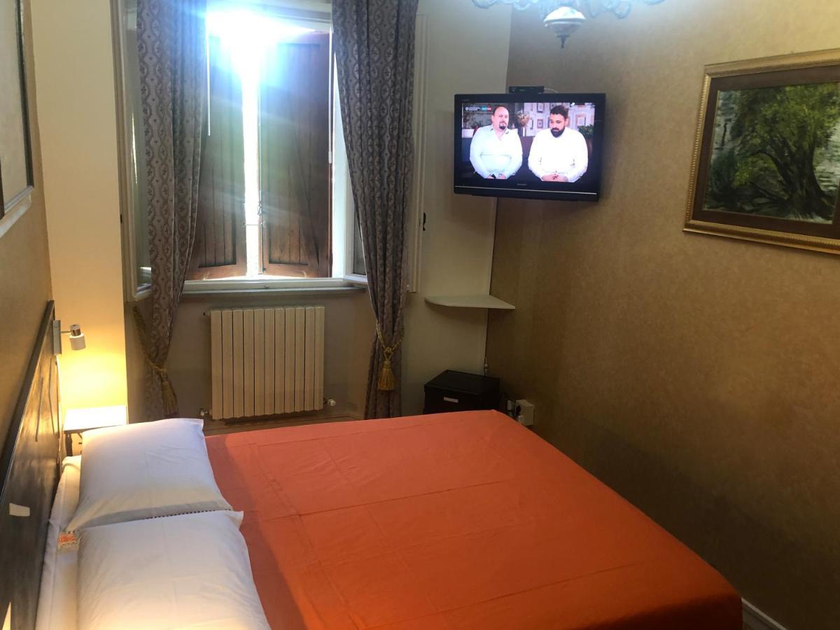 La Finestra Sul Fiume Bed & Breakfast Fossombrone Bagian luar foto