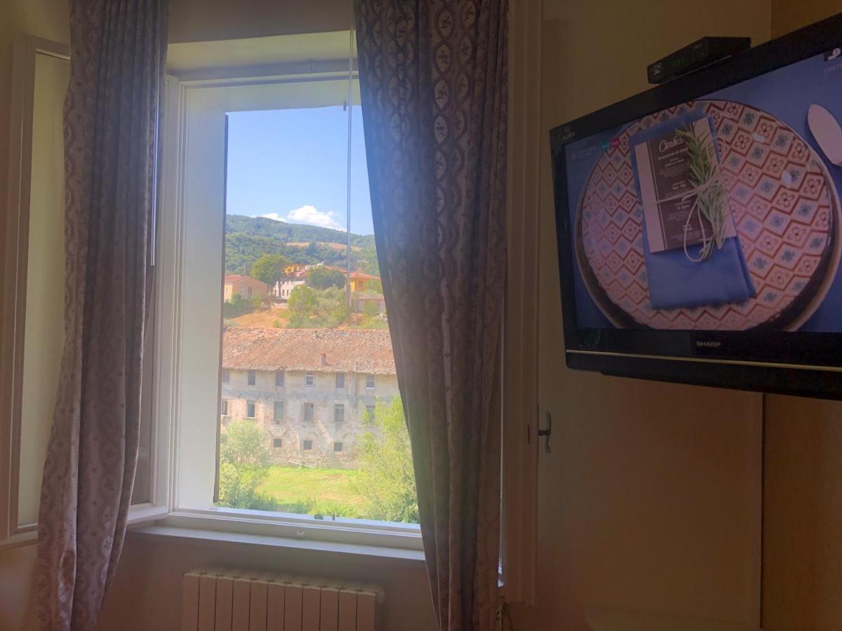 La Finestra Sul Fiume Bed & Breakfast Fossombrone Bagian luar foto