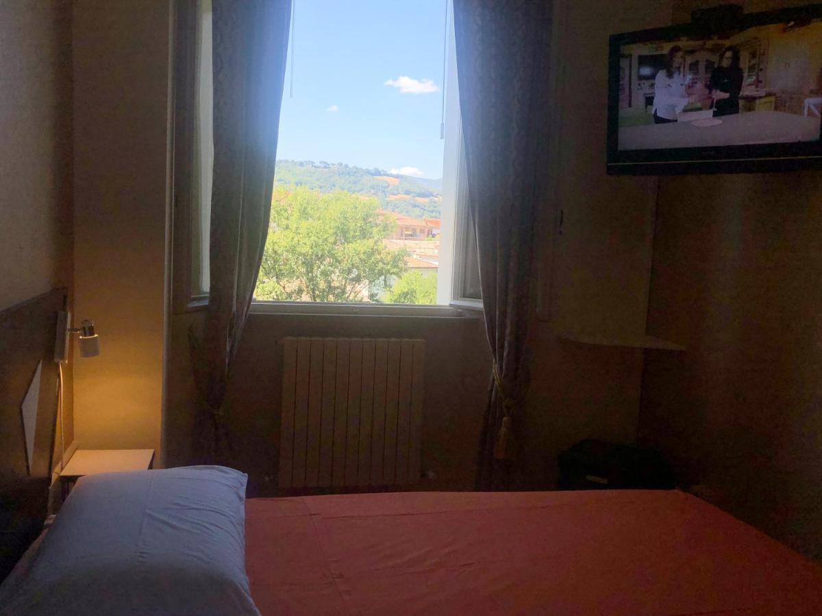 La Finestra Sul Fiume Bed & Breakfast Fossombrone Bagian luar foto