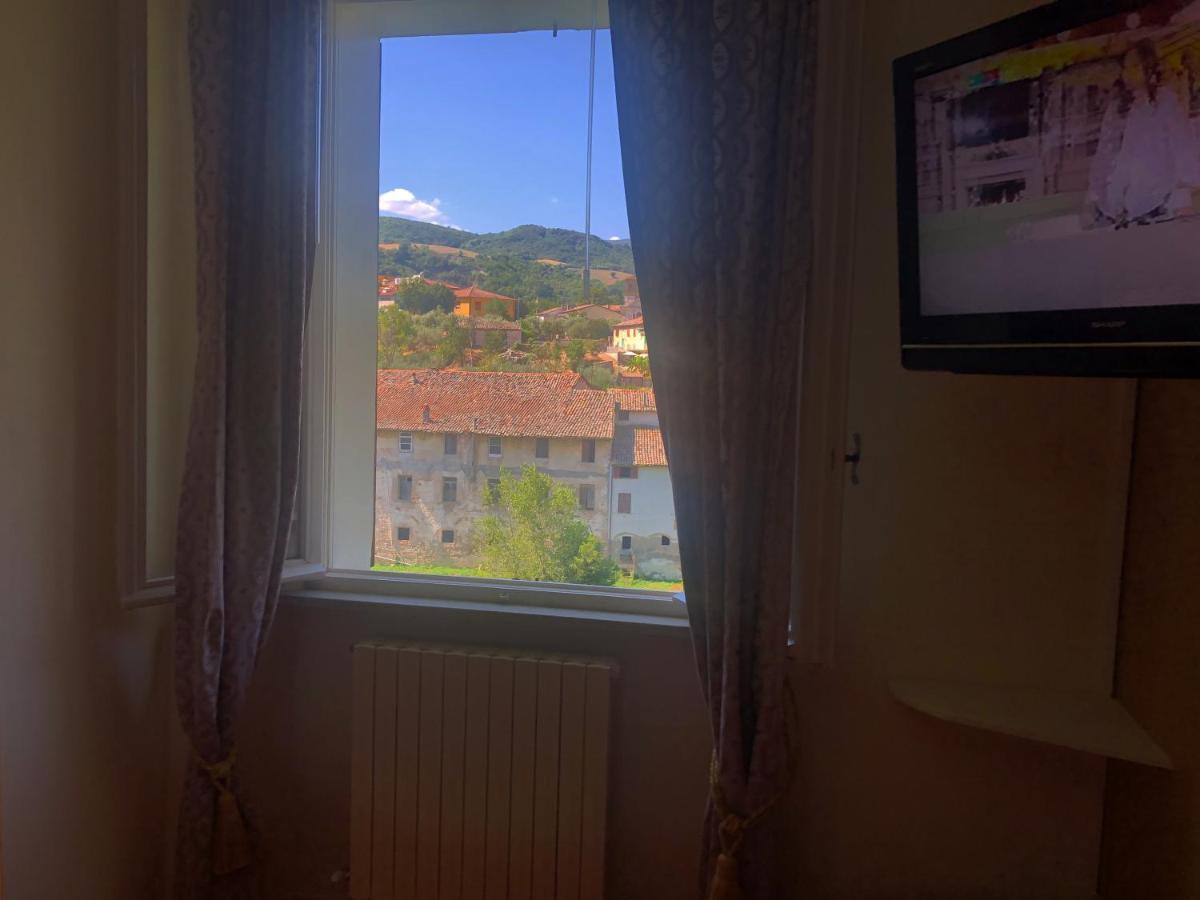 La Finestra Sul Fiume Bed & Breakfast Fossombrone Bagian luar foto