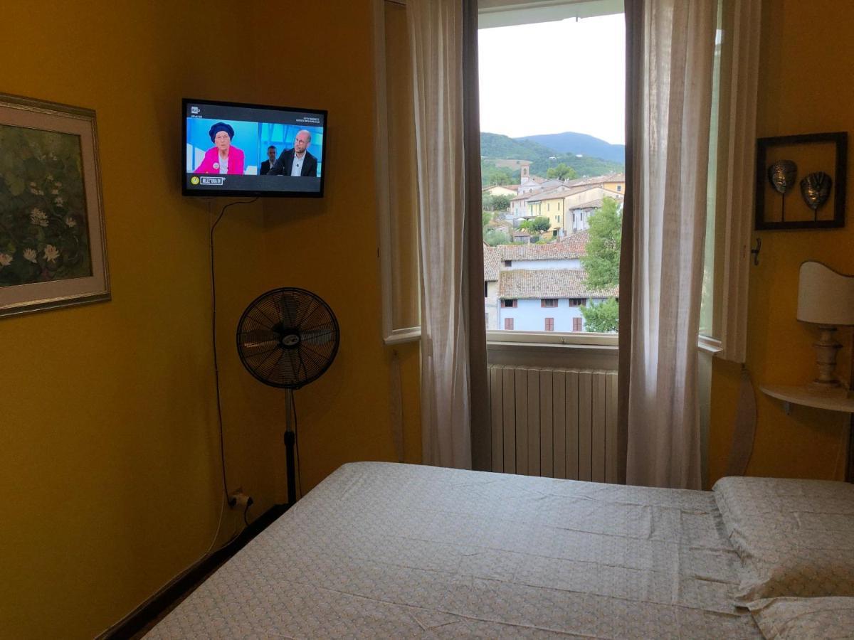 La Finestra Sul Fiume Bed & Breakfast Fossombrone Bagian luar foto