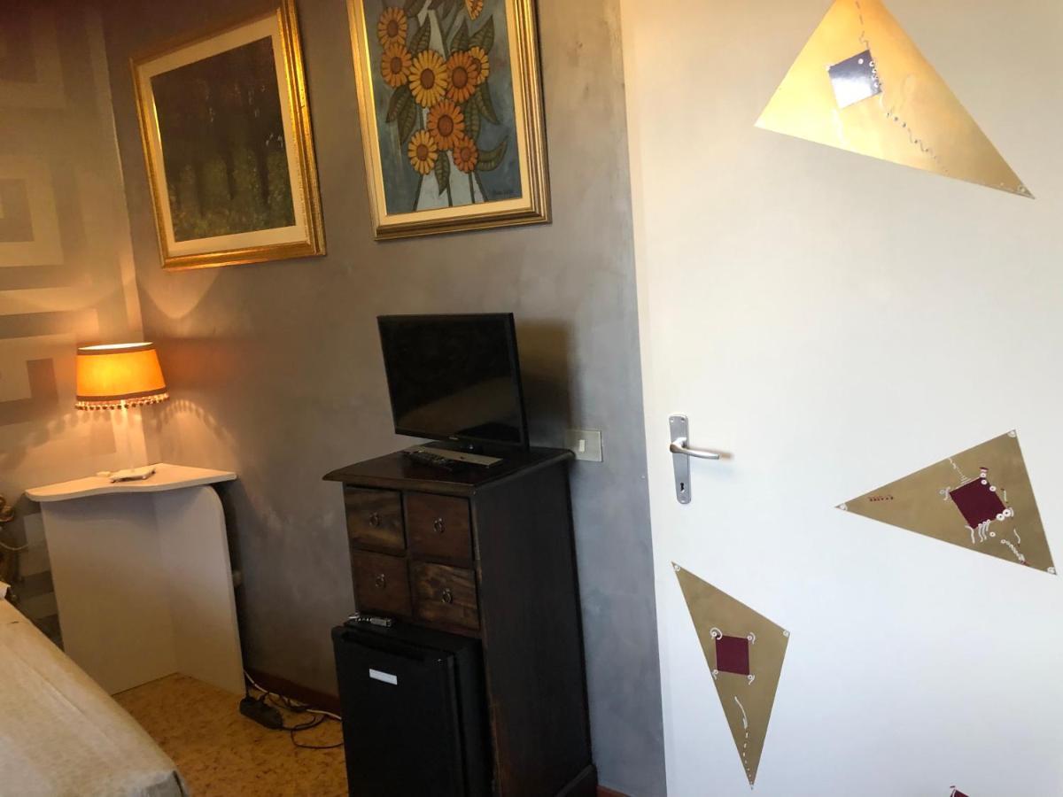 La Finestra Sul Fiume Bed & Breakfast Fossombrone Bagian luar foto