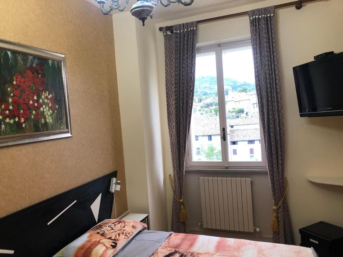 La Finestra Sul Fiume Bed & Breakfast Fossombrone Bagian luar foto