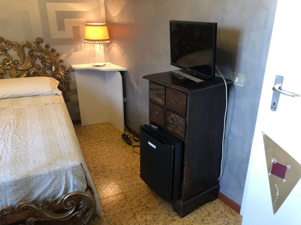 La Finestra Sul Fiume Bed & Breakfast Fossombrone Bagian luar foto