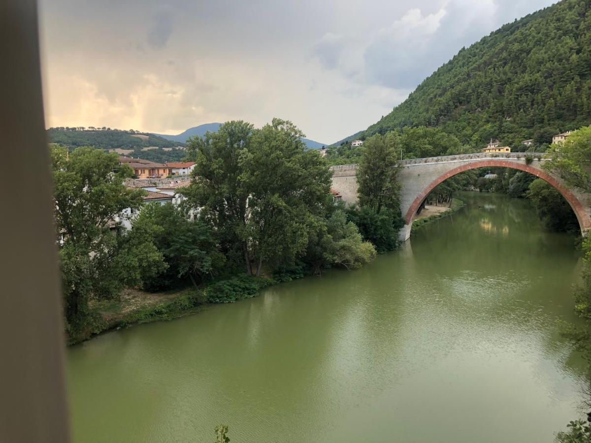La Finestra Sul Fiume Bed & Breakfast Fossombrone Bagian luar foto