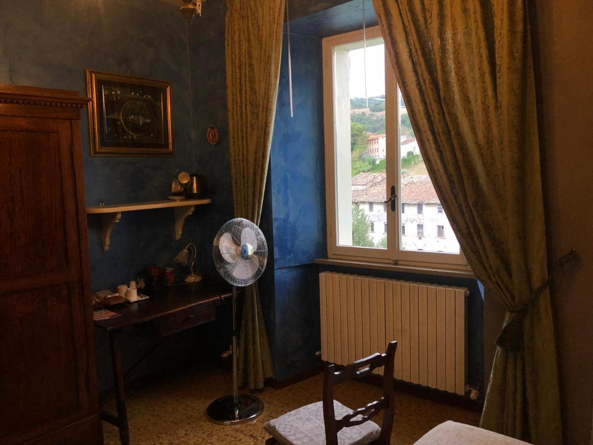 La Finestra Sul Fiume Bed & Breakfast Fossombrone Bagian luar foto