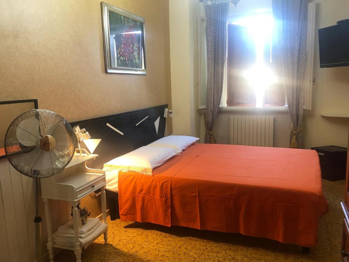 La Finestra Sul Fiume Bed & Breakfast Fossombrone Bagian luar foto