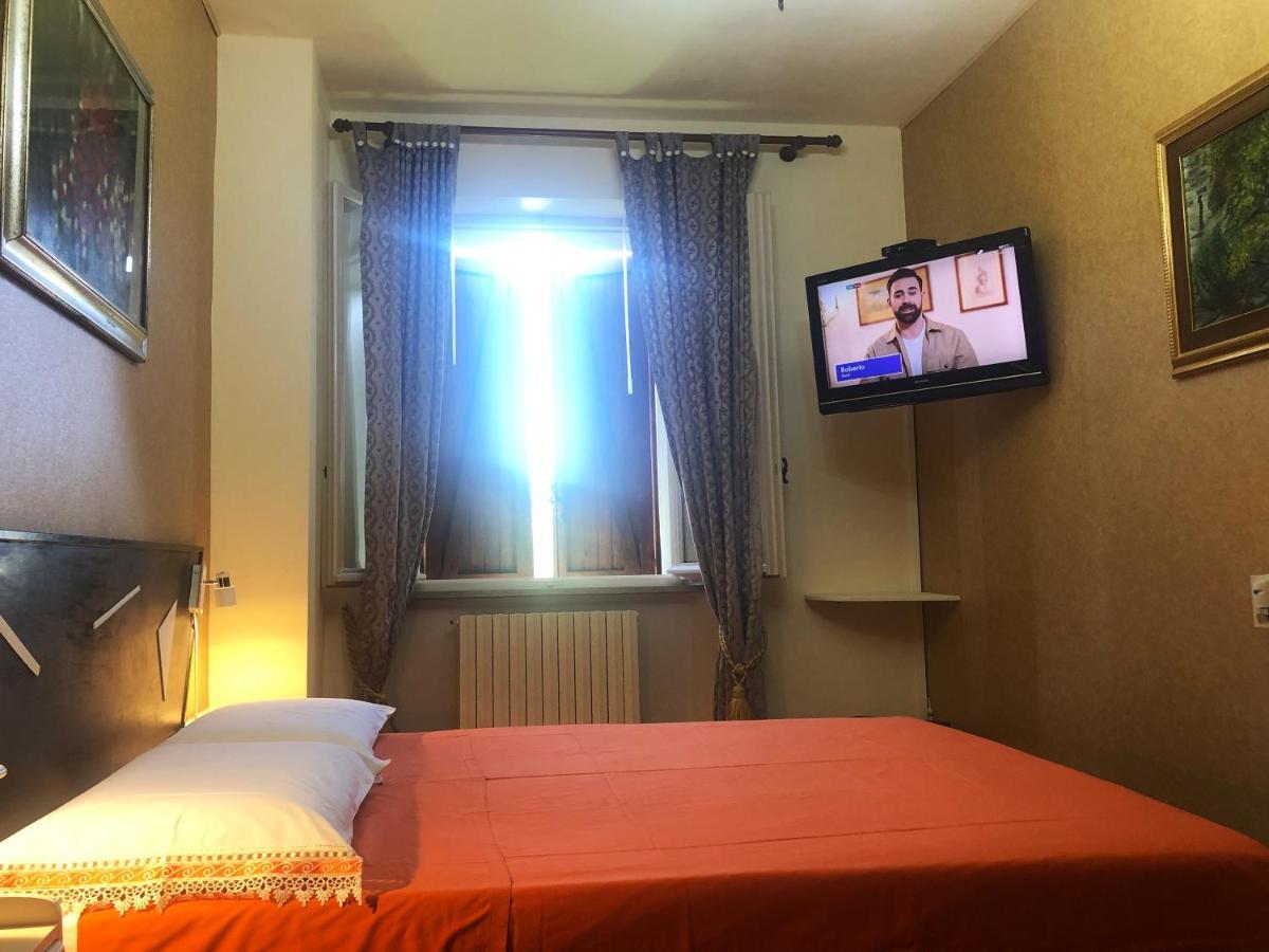 La Finestra Sul Fiume Bed & Breakfast Fossombrone Bagian luar foto