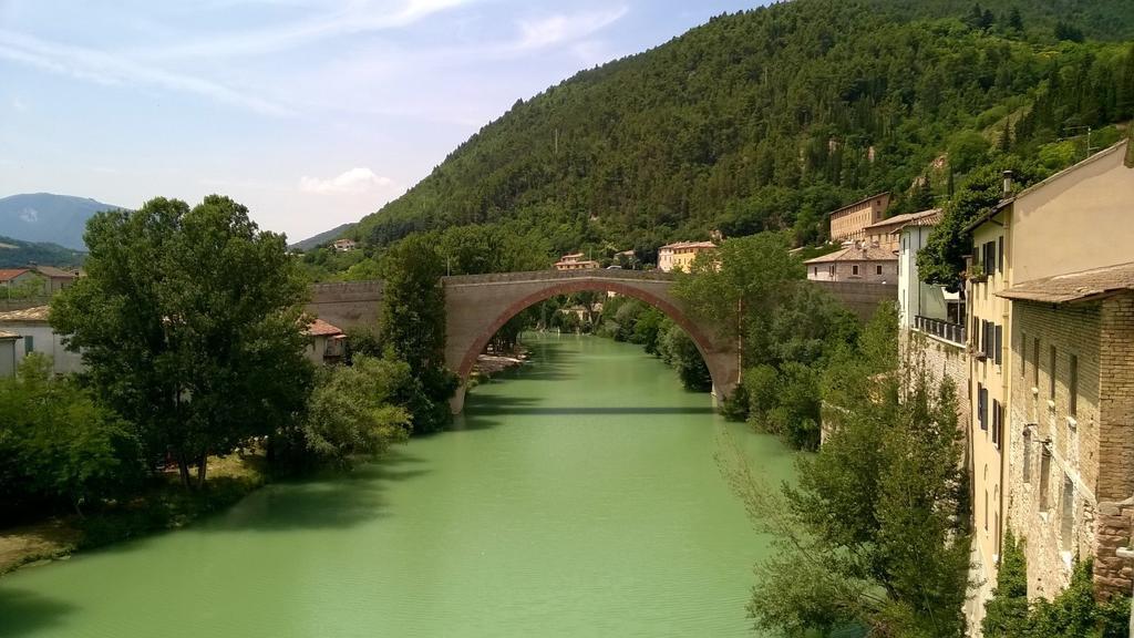 La Finestra Sul Fiume Bed & Breakfast Fossombrone Bagian luar foto