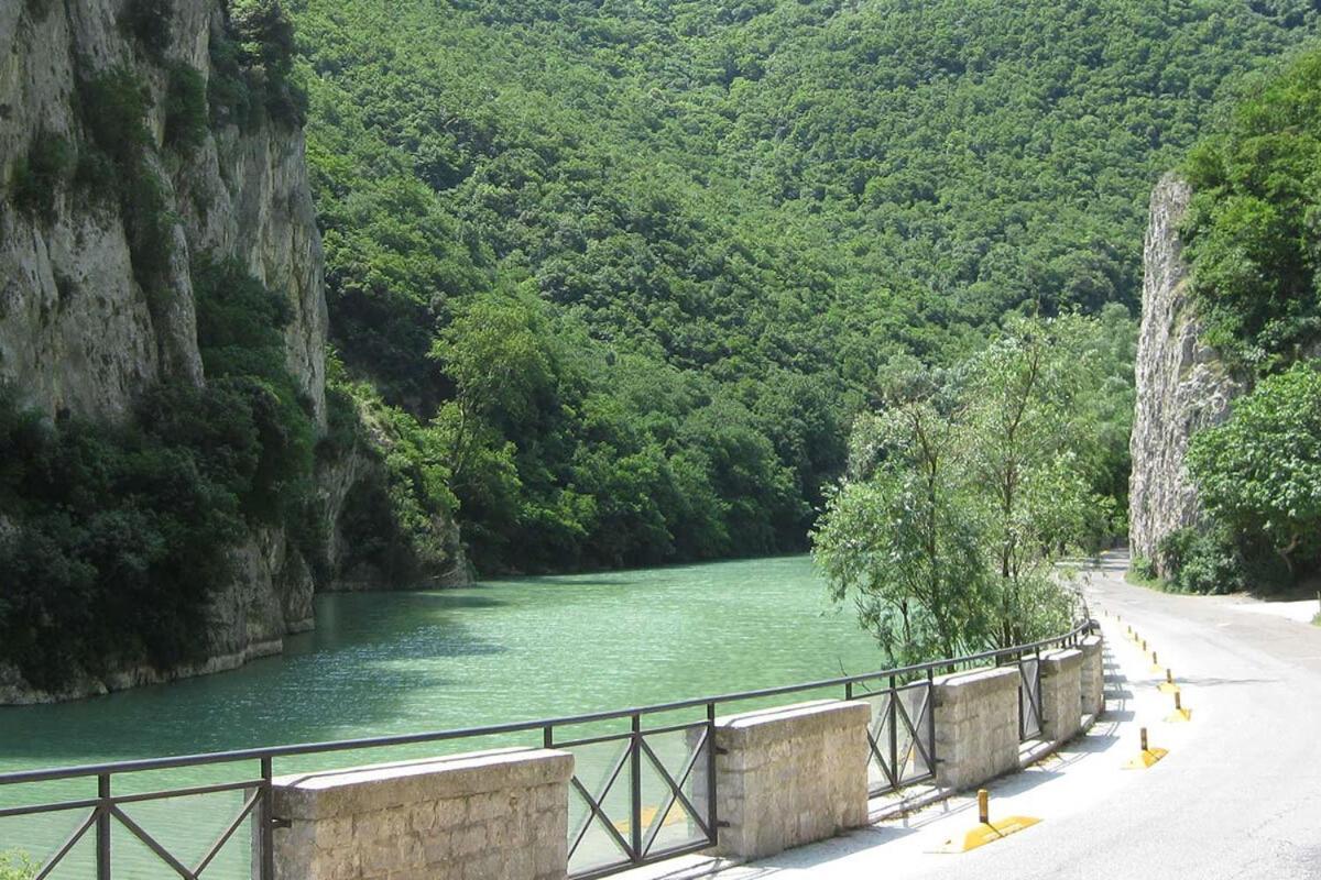 La Finestra Sul Fiume Bed & Breakfast Fossombrone Bagian luar foto