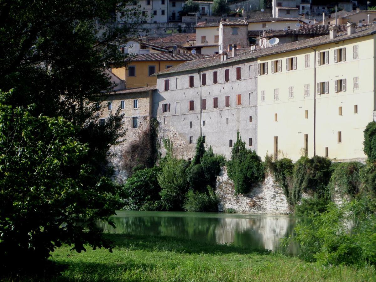 La Finestra Sul Fiume Bed & Breakfast Fossombrone Bagian luar foto