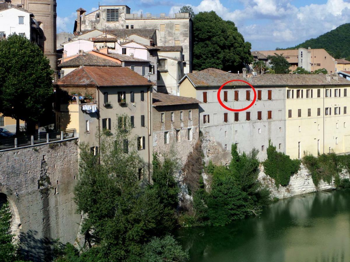 La Finestra Sul Fiume Bed & Breakfast Fossombrone Bagian luar foto