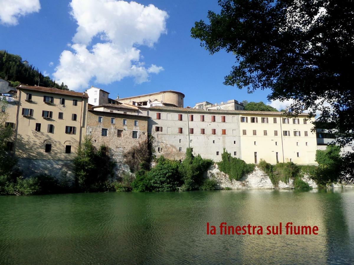 La Finestra Sul Fiume Bed & Breakfast Fossombrone Bagian luar foto