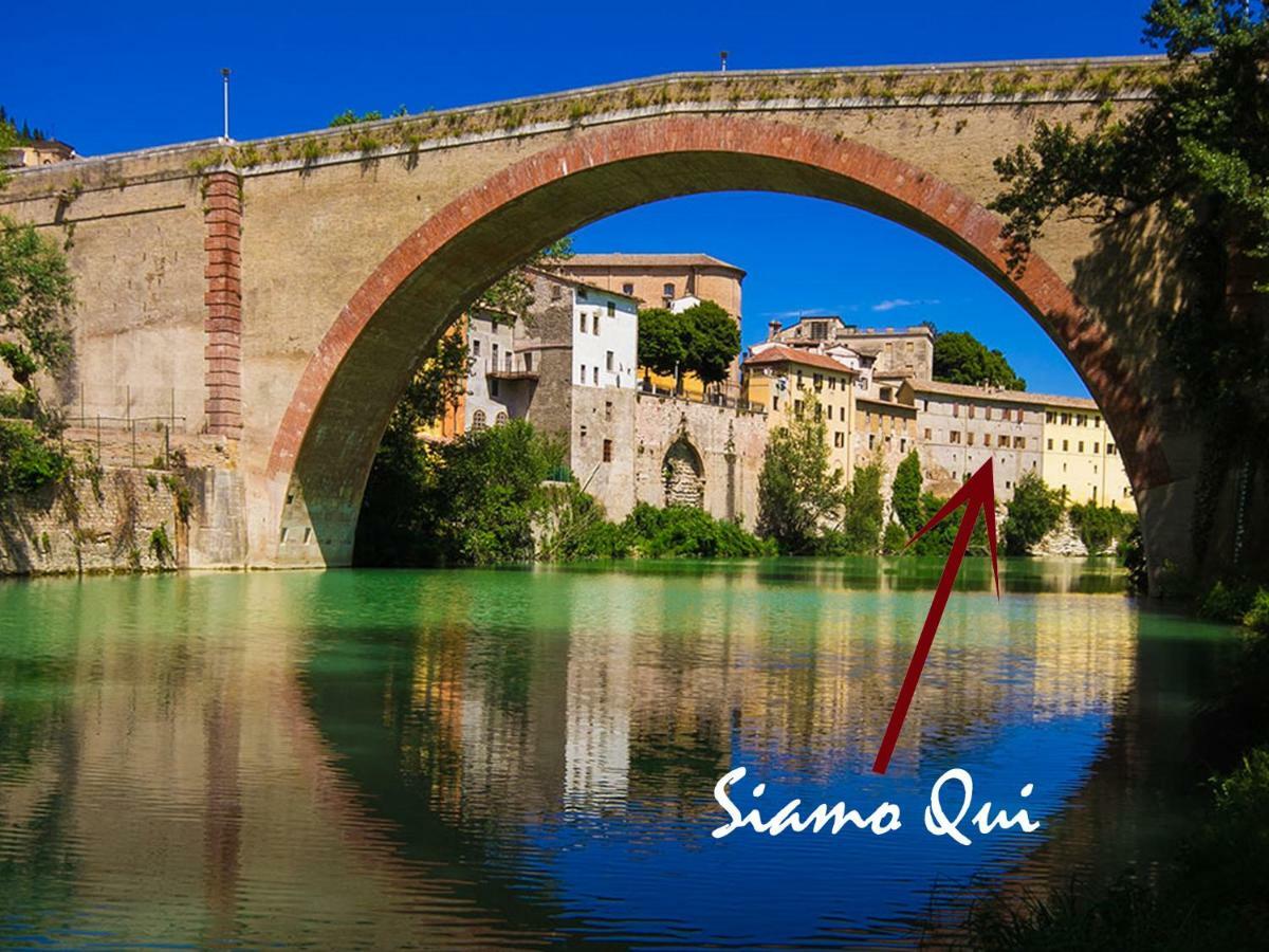 La Finestra Sul Fiume Bed & Breakfast Fossombrone Bagian luar foto