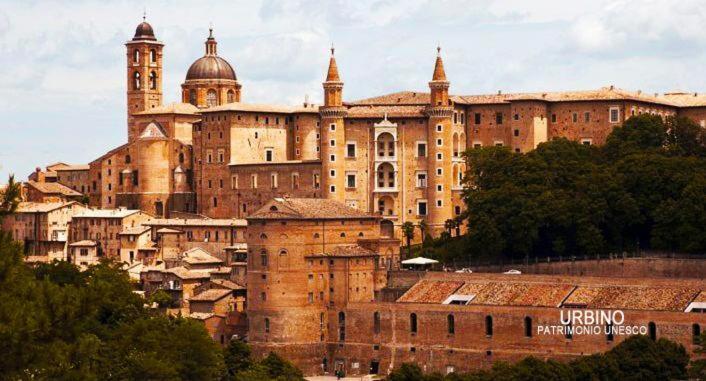 La Finestra Sul Fiume Bed & Breakfast Fossombrone Bagian luar foto